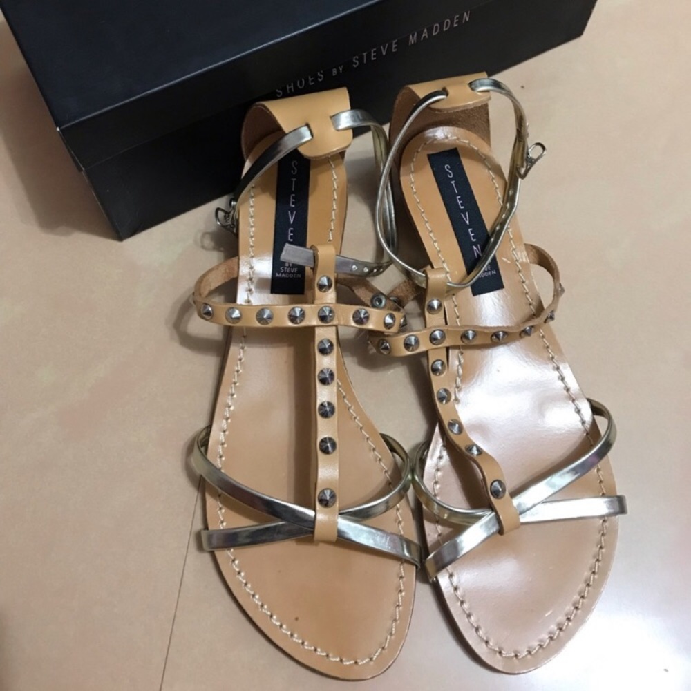 NEW STEVE MADDEN PLAYDATE STUD STRAPPY SANDAL / SIZE 7